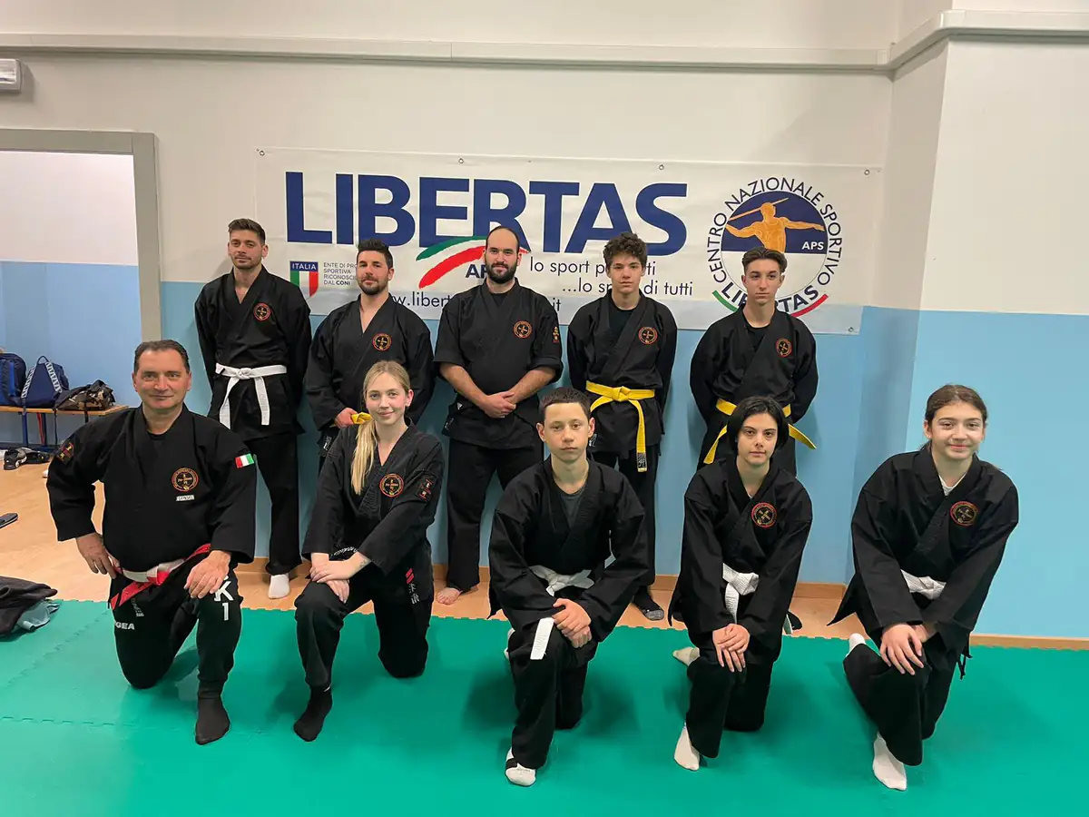 Foto di gruppo degli allievi agonisti con il maestro